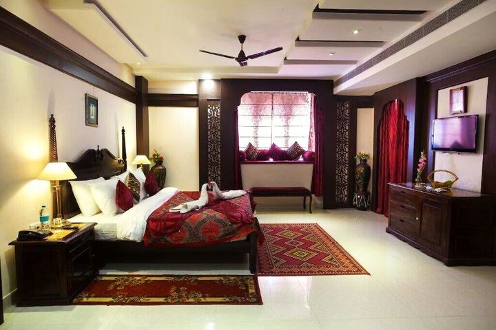 Room 5 of 12