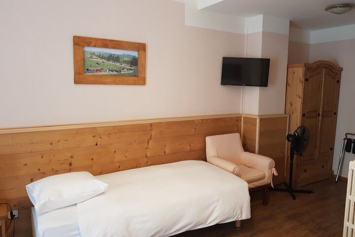 Room 8 of 35