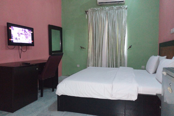 Room 7 of 27