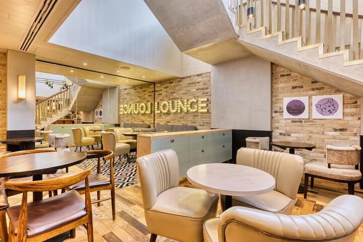 Lounge 17 of 26