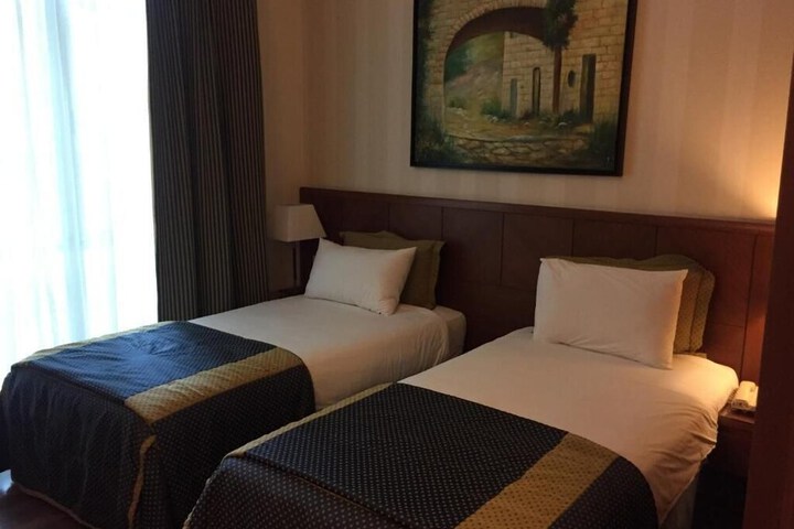 Room 10 of 38
