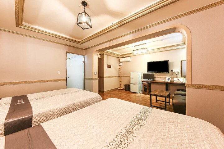 Room 32 of 49