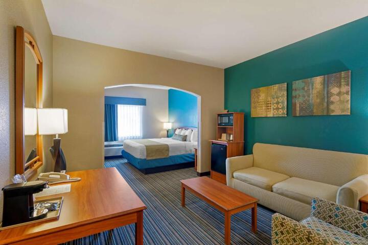 1 King Bed Microwave and Refrigerator WiFi Full Breakfast (7 of 17)