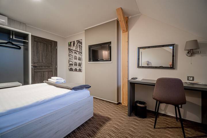 Room 13 of 82
