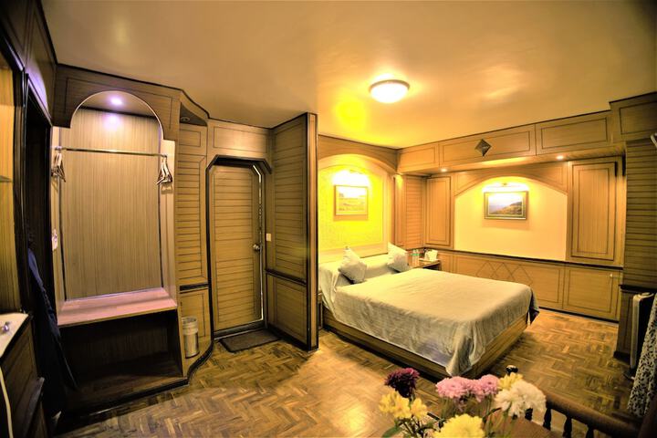 Room 12 of 19