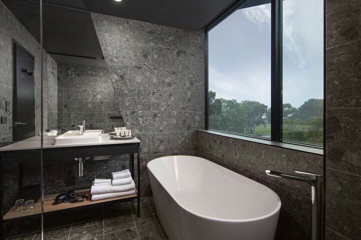 Deep soaking bathtub