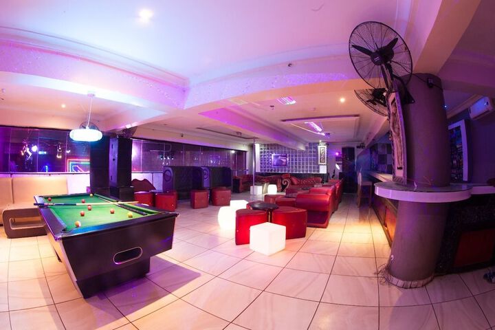 Lounge 24 of 37