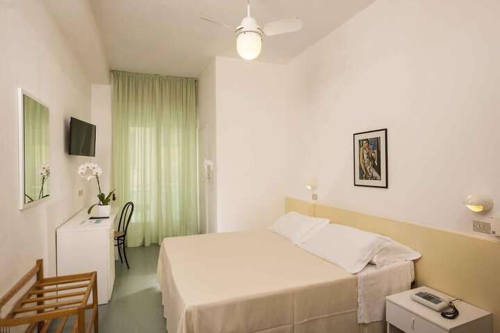 Room 6 of 12