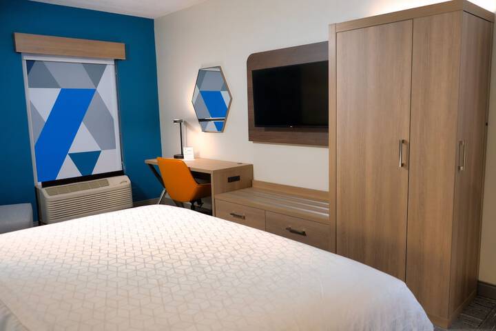 Specialty King Bed (8 of 14)
