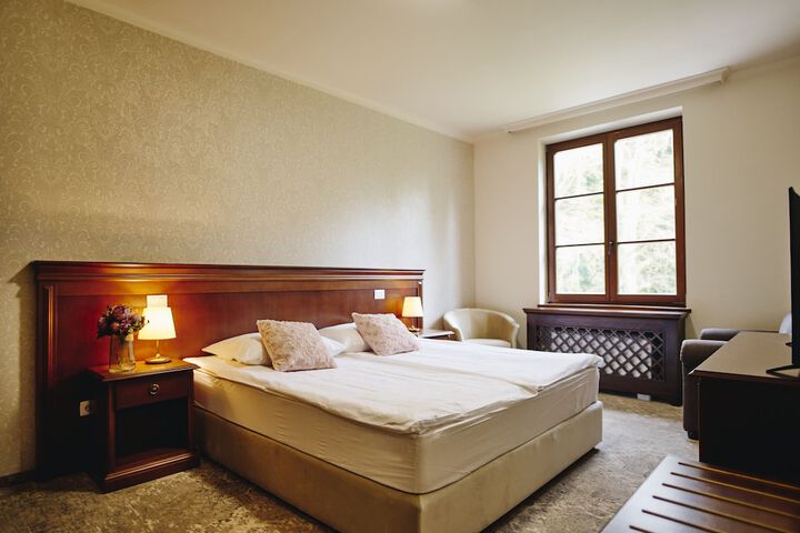 Room 9 of 90
