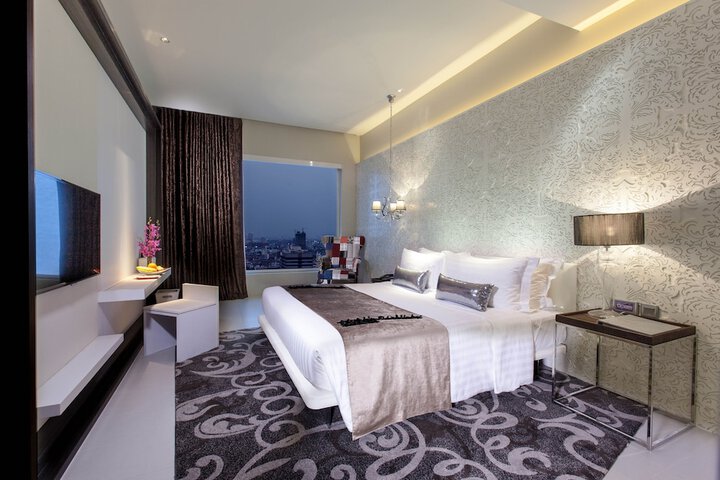 Room 8 of 94