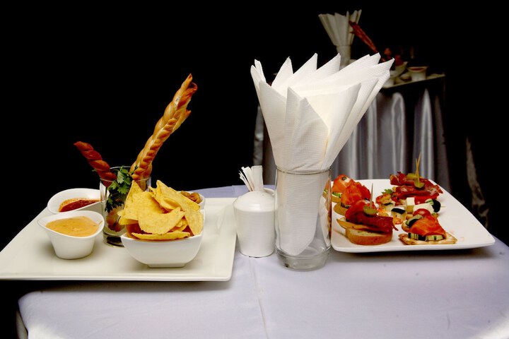 Dining 12 of 32