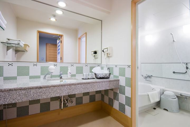 Room 12 of 25