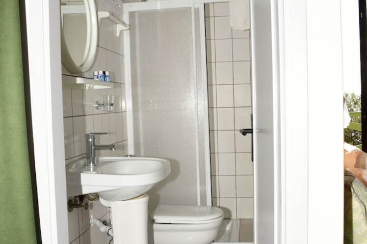 Room 8 of 92