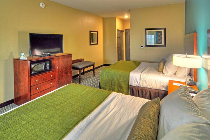 2 Queen Beds Microwave and Refrigerator 39 Inch Led Television High Speed Internet Full Breakfast (13 of 14)