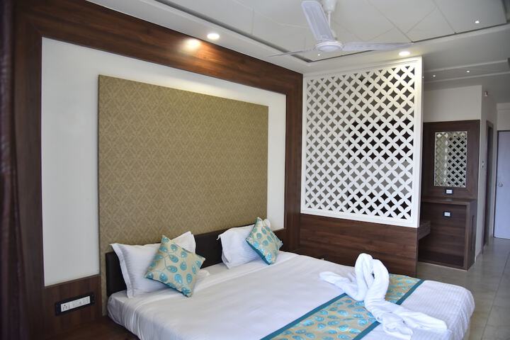 Room 7 of 18