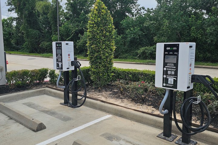 Electric vehicle charging station
