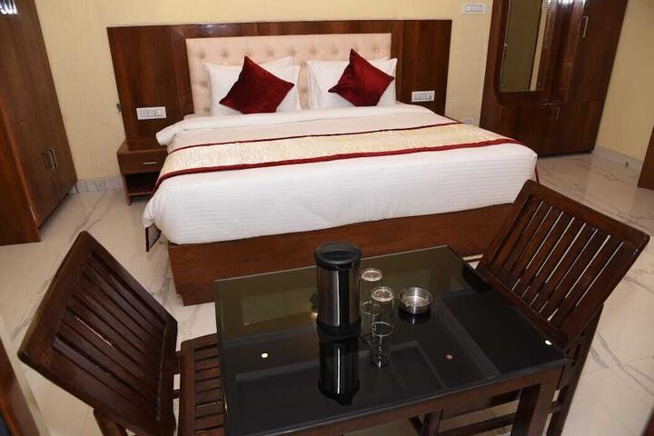 Room 4 of 9