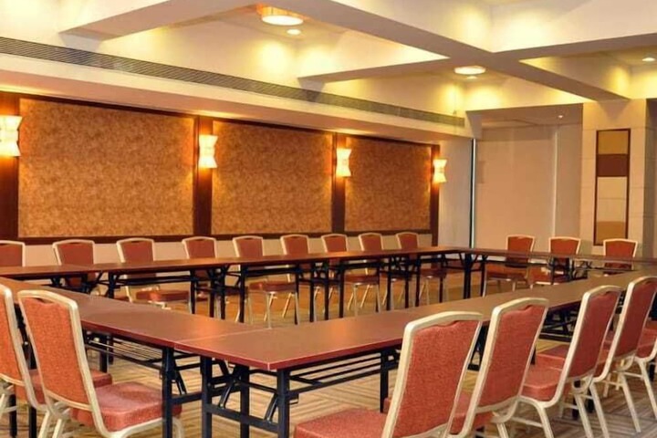 Ballroom/Hall 16 of 19