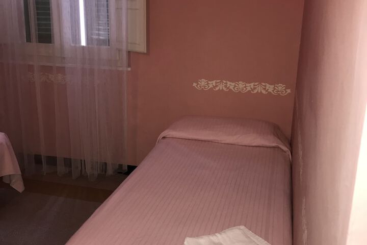 Room 6 of 15