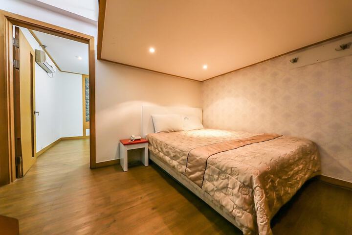 Room 26 of 47