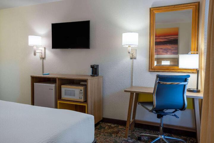 Double Deluxe King Bed (1 of 5)