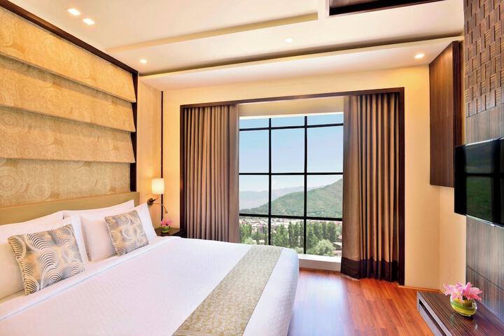 Room 10 of 18