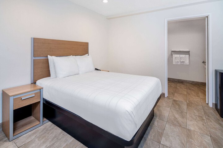 1 Queen Bed (16 of 17)