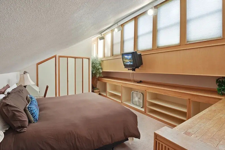 Room 4 of 20