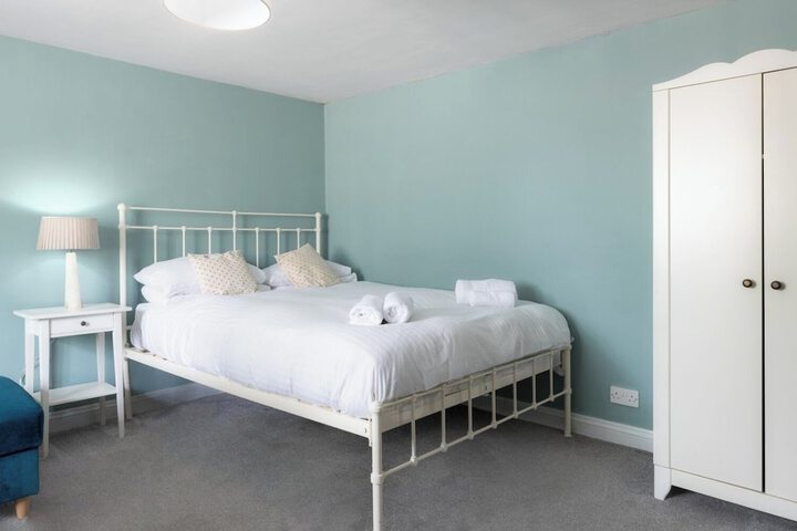 Room 3 of 28