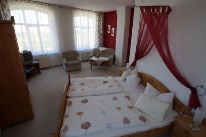 Room 6 of 11