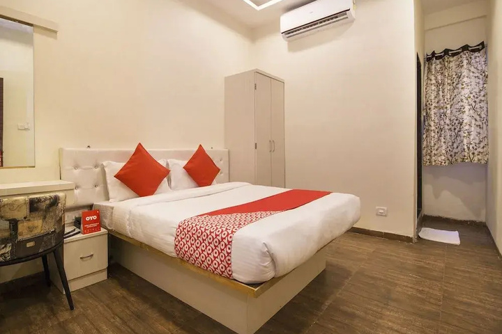 Room 5 of 12