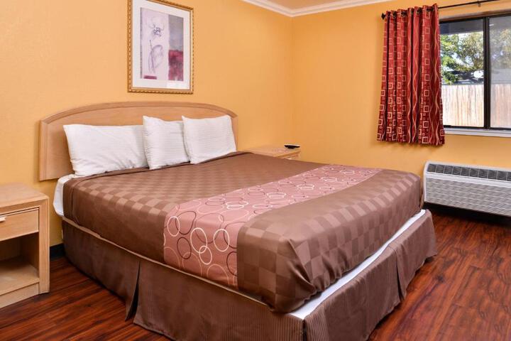 1 King Bed (14 of 17)
