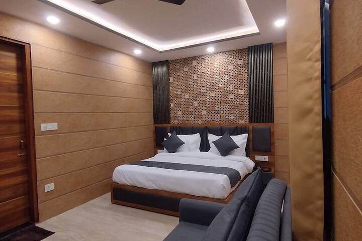 Room 5 of 17