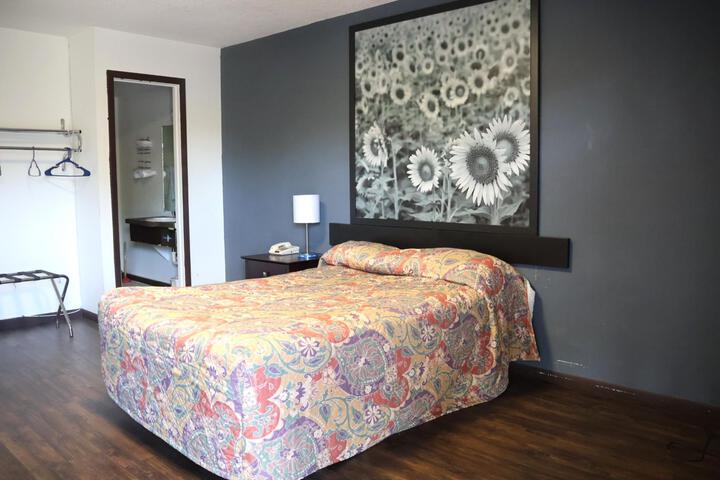 1 Queen Bed (4 of 18)