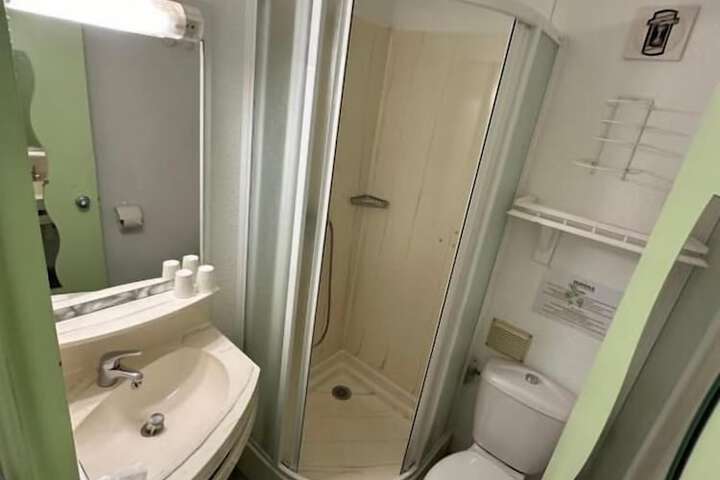 Room 13 of 18