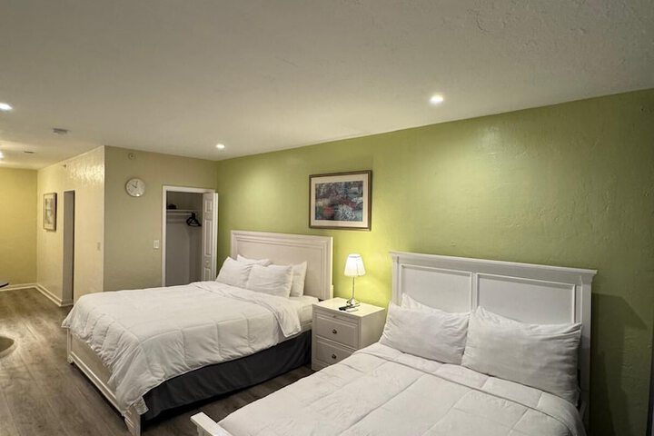 Room 2 of 28