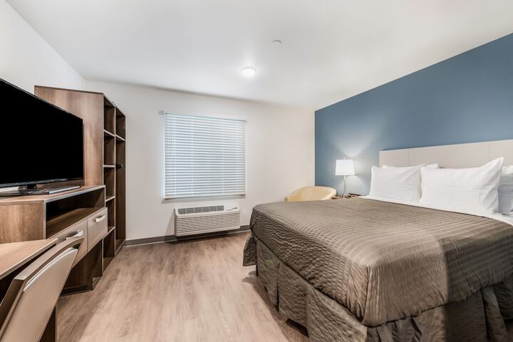 1 Queen Bed (2 of 17)