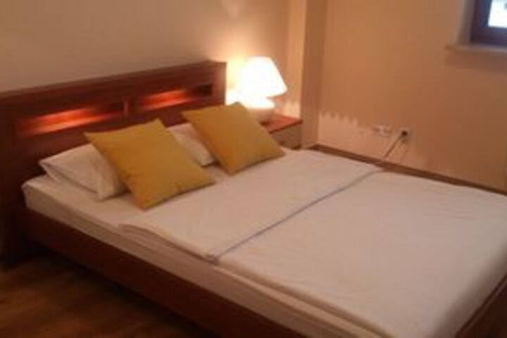 Room 9 of 18