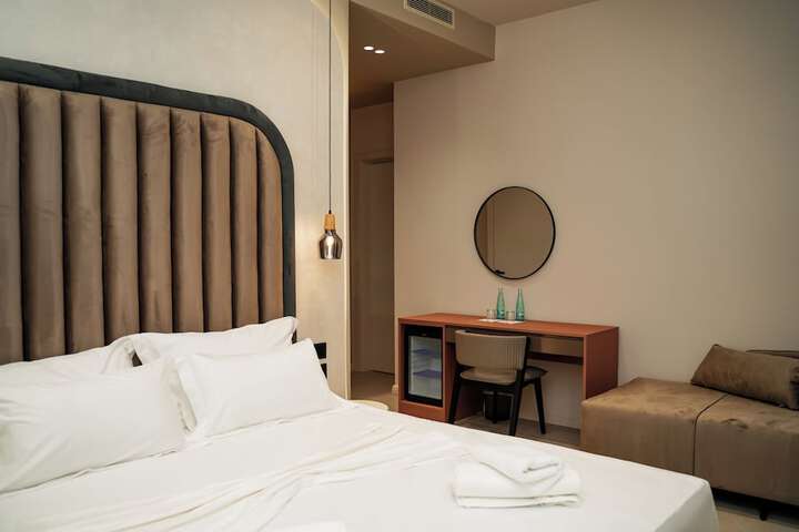 Room 83 of 177