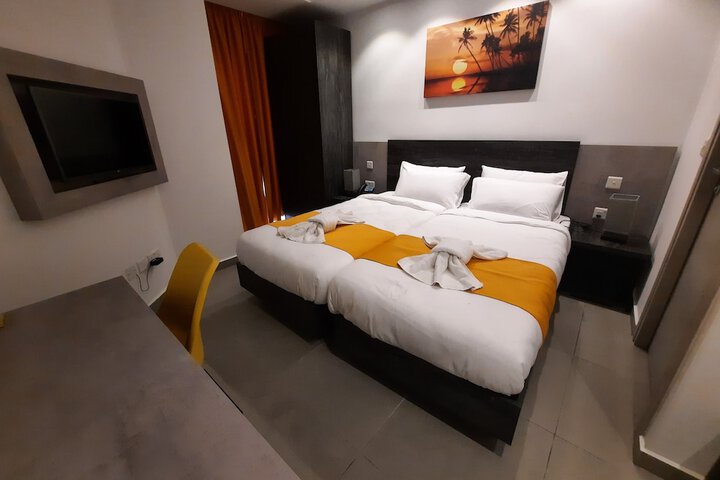 Shoreline Hotel