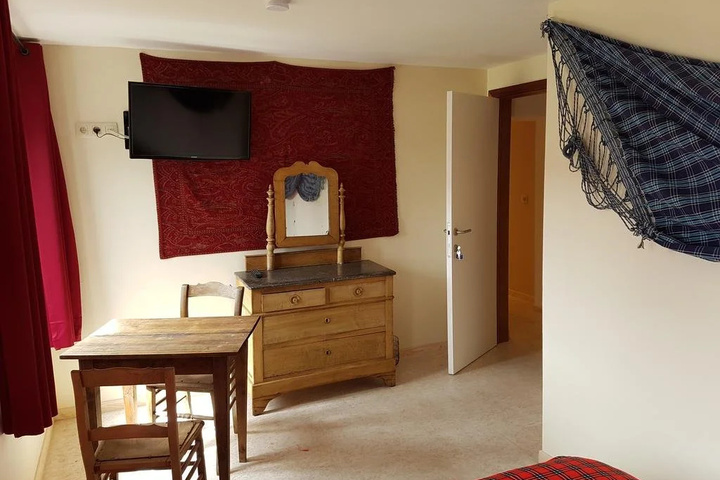 Room 5 of 18