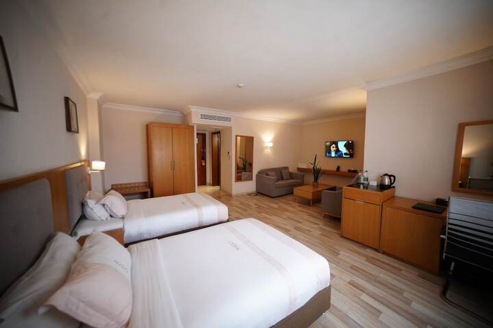 Room 26 of 163