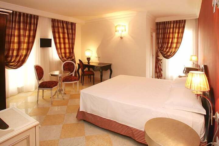 Room 15 of 42