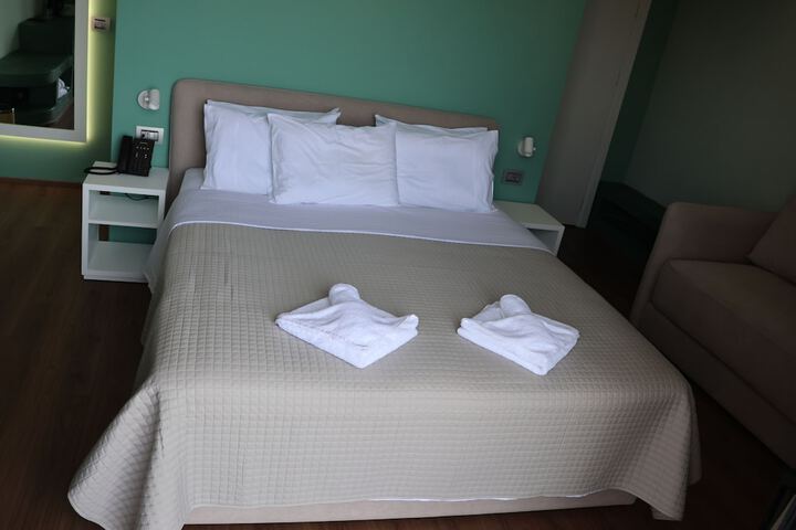 Room 7 of 42