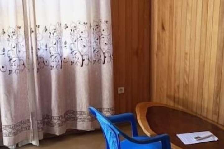 Room 8 of 33