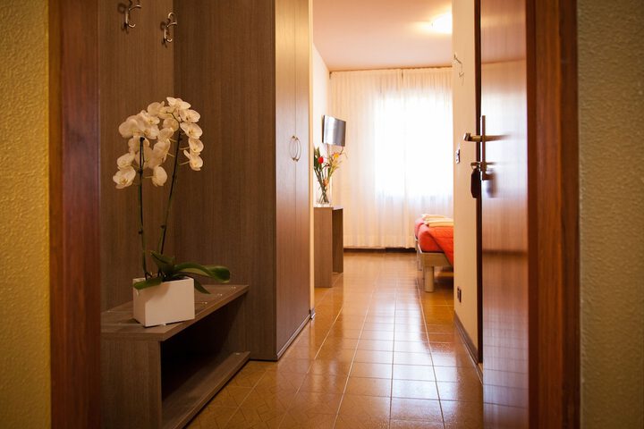 Room 10 of 34