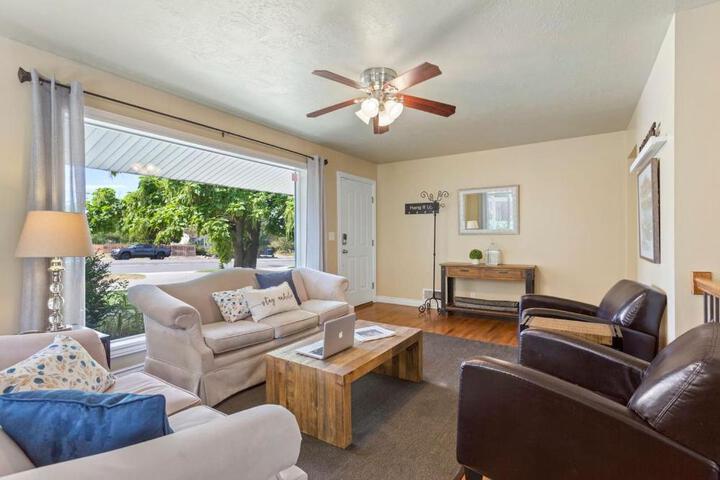 Exterior of 5 Bedroom Perfect Location to see the City and Ski Resorts
