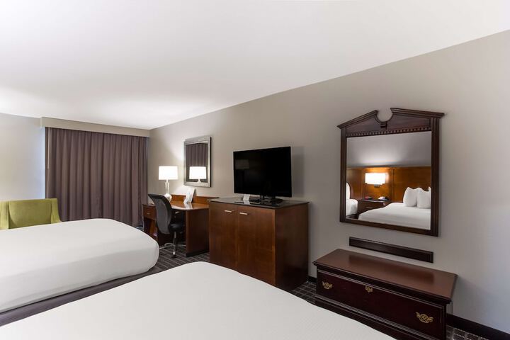 2 Queen Beds (3 of 9)