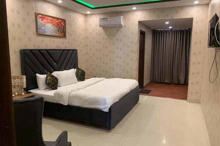 Room 7 of 16